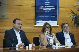 Imagem: A diretora do LABOMAR, Profª Ozilea Bezerra Menezes, citou novas tecnologias que nos permitam conviver harmoniosamente com o oceano (Foto: Jr. Panela/UFC)