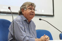 Imagem: O Prof. César é também coordenador do Laboratório de Estudos da Violência (LEV) da UFC (Foto: Viktor Braga/UFC)