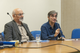 Imagem: Os professores Eduardo Girão Santiago (mediador) e Jawdat Abu-El-Haj, ambos do Departamento de Ciências Sociais da UFC (Foto: Viktor Braga/UFC)