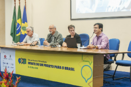 Imagem: foto da mesa com integrantes do painel sobre juventude cultura na Semana Universitária