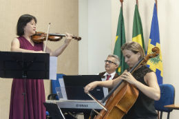 Imagem: O público pôde conferir a apresentação artística do Trio Nepomuceno (Foto: Viktor Braga/UFC)