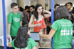 Imagem: Alunos de graduação dos cursos do Centro de Tecnologia recebem alunos do ensino médio no evento "O CT quer Você" (Foto: Ribamar Neto)