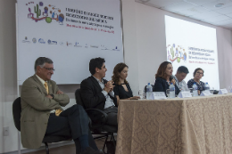 Imagem: Na abertura do evento, a Profª Danielle Macedo destacou a importância da pesquisa em microbiologia médica (Foto: Viktor Braga/UFC)