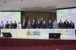 Imagem: foto das autoridades na abertura do seminário