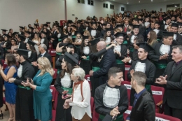 Imagem: Foto da colação de grau da Medicina com as pessoas se abraçando