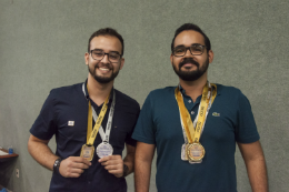 Imagem: Os estudantes João Marques Neto, do curso de bacharelado em Química, e João Mateus Araújo Façanha, do curso de licenciatura em Química, ficaram em primeiro e segundo lugar, respectivamente (Foto: Viktor Braga/UFC)