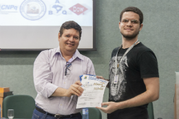 Imagem: João Pedro Bessa de Souza, do bacharelado em Química, conquistou o terceiro lugar (Foto: Viktor Braga/UFC)