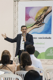 Imagem: Prof. Eduardo Sávio destacou a cooperação científica em estudos interdisciplinares com enfoque na questão hidrológica (Foto: Ribamar Neto/UFC)