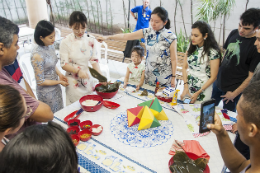 Imagem: A Profª Yuxuan Han ensinou como preparar um zongzi, um prato típico da China (Foto: Ribamar Neto/UFC)