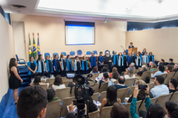 Imagem: A abertura contou com apresentação do Coral da ADUFC (Foto: Viktor Braga/UFC)