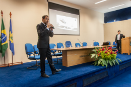 Imagem: A conferência de abertura ficou a cargo dos professores Reginaldo Freitas Júnior, da Universidade Federal do Rio Grande do Norte (UFRN), e Edgard Morya, do Instituto Internacional de Neurociências Edmond e Lily Safra (Foto: Viktor Braga/UFC)