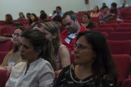 Imagem: Foto de duas mulheres na plateia do auditório