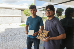 Imagem: A UFC tem apoiado jovens empreendedores, como os alunos do Campus de Quixadá que desenvolvem projeto inovador de um piso capaz de gerar energia (Foto: Viktor Braga/UFC) 