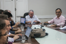 Imagem: Reitor Henry Campos comandou a reunião (Foto: Viktor Braga/UFC)