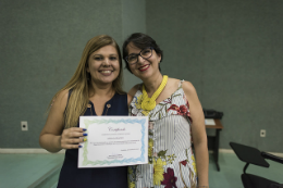 Imagem: Márcia Bantim, que hoje atua como professora da rede básica de ensino, recebeu diploma das mãos da coordenadora do Curso de Biologia da UFC, a Profª Erika Mota (Foto: Viktor Braga/UFC)