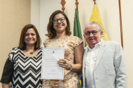 Imagem: Foto de servidores empossada ao centro. Prof. Henry à direita e Profª Marinele à esquerda