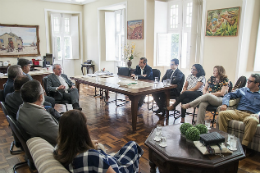 Imagem: Encontro ocorreu no gabinete do reitor (Foto: Ribamar Neto/UFC)