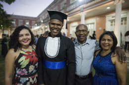 Imagem: Oriundo de Cabo Verde, na África, Dario Assunção comemorou a formatura ao lado da família (Foto: Viktor Braga/UFC)