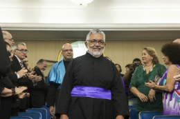 Imagem: O artista plástico Descartes Gadelha ganhou o título de Doutor Honoris Causa da UFC em 2015 (Foto: Ribamar Neto/UFC)