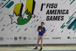 Imagem: Atleta Victor Gabriel segurando medalha