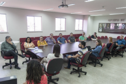 Imagem: Mesa de reuniões do Conselho Departamental da FEAAC