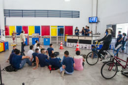 Imagem: Estudantes realizam visita guiada na Seara da Ciência (Foto: Ribamar Neto/UFC)