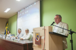 Imagem: Reitor Henry Campos discursa na abertura do evento