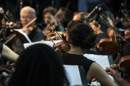 Imagem: Concerto da Camerata de Cordas da UFC, com violinos, violas e violoncelos