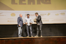 Imagem: Renato Aragão ao lado do ator Fábio Porchat e do procurador-geral do Estado, Juvêncio Viana, ao receber o Troféu Eusélio Oliveira (Foto: Arlindo Barreto)