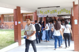 Imagem: Chegada dos estudantes à Escola de Ensino Médio Dione Maria Bezerra Pessoa (Foto: Rafaela Prado, bolsista do Projeto Comunicação do PRECE)