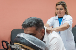 Imagem:  As sessões de massagem estão ocorrendo no auditório da Imprensa Universitária e cada uma tem duração de 30 minutos (Foto: Viktor Braga/UFC)