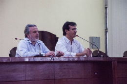 Imagem: O Prof. Custódio Almeida aproveitou a oportunidade para incentivar os universitários presentes a "encantar" os alunos das escolas em que vão atuar (Foto: Ribamar Neto/UFC)