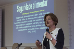 Imagem: Profª Elizabeth Fontes é referência internacional na área de biologia molecular de plantas e genômica funcional (Foto: Viktor Braga/UFC)