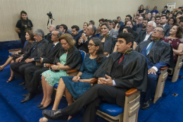 Imagem: Pessoas sentadas em cadeiras, ocupando as primeiras filas do auditório da Reitoria (Foto: Viktor Braga/UFC)