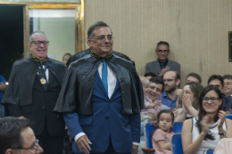 Imagem: O Prof. Tarcísio Pequeno, em pé (Foto: Viktor Braga/UFC)