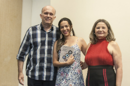 Imagem: Weslayne Nunes, que falou em nome dos autores dos artigos, entre os organizadores da obra, os professores Maxweel Rodrigues e Sueli Cavalcante (Foto: Viktor Braga/UFC)