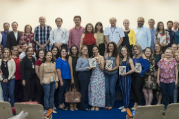 Imagem: Ex e atuais alunos e professores do POLEDUC participaram do lançamento do livro (Foto: Viktor Braga/UFC)