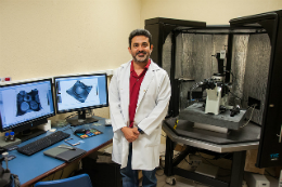 Imagem: Professor Jeanlex de Souza próximo a alguns computadores e um equipamento de pesquisa em laboratório (Foto: Ribamar Neto/UFC)