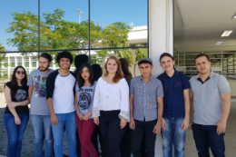 Imagem: Os estudantes Jêsca Nobre, Brenno Nogueira, Edney Lourenço, Maryanna Araújo, Marcos Vitor, José Cezar e Marcos Randel com a Profª Andréia Libório (no centro, de branco) (Foto: Divulgação)