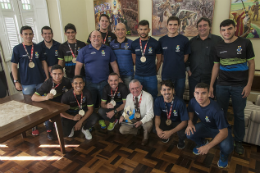 Imagem: Equipe campeã com o reitor da UFC