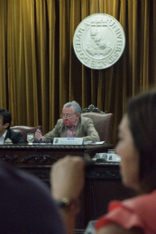 Imagem: O reitor da UFC, Henry Campos, presidiu a reunião do CONSUNI (Foto: Ribamar neto/UFC)