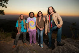 Imagem: A banda Renegados está na estrada desde 1993, bebendo na fonte do blues, da world music e do rock clássico de 1950 a 1970 (Foto: Régis Capibaribe/Divulgação)