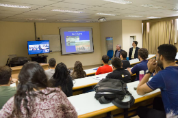 Imagem: Na sala de videoconferências do bloco 901 acontece a pimeira experiência de disciplina de graduação oferecida presencialmente e por videoconferência, concomitantemente (Foto: Jr. Panela/UFC)