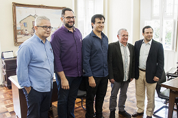 Imagem: Foto em que aparecem os professores Luis-Sérgio Santos, Francisco Cavalcante Junior, Custódio Almeida, Henry Campos e o presidente do Instituto Myra Eliane, Igor Queiroz Barrroso