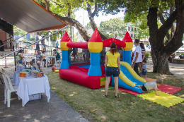 Imagem: Crianças brincam em pula-pula