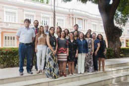 Imagem: Integrantes da Comissão em frente à Reitoria