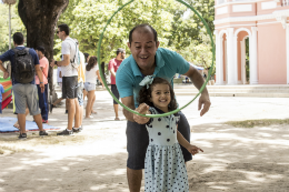 Imagem: Pai e criança brinca na Reitoria romulo santos