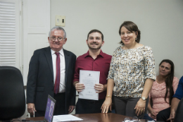 Imagem: Ramon Távora Viana (ladeado pelo reitor e pela pró-reitora-adjunta de Gestão de Pessoas, Editinete Garcia) assumiu a vaga de professor do Curso de Fisioterapia na Faculdade de Medicina em Fortaleza (Foto: Ribamar Neto/UFC)