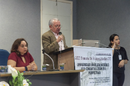 Imagem: A diretora do Centro de Humanidades, Profª Danyelle NIlin, e o reitor da UFC, Prof. Henry Campos, ao lado de uma intérprete da língua brasileira de sinais (Foto: Viktor Braga/UFC)