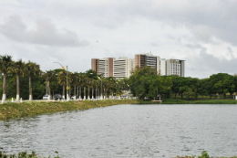 Imagem: Foto que mostra o açude do Campus do Pici e a pista de carros que passa ao lado